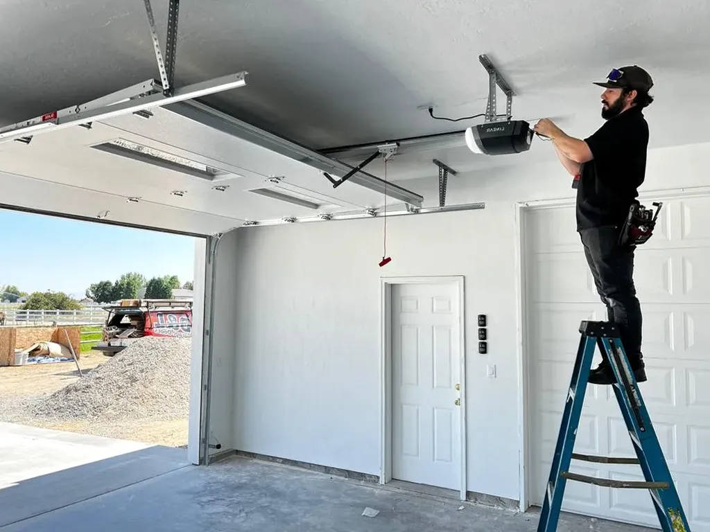 Proyecto de puertas de garaje finalizado en Hoyo de Manzanares