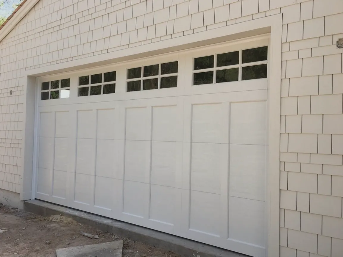 Equipo de puertas de garaje trabajando en Melide