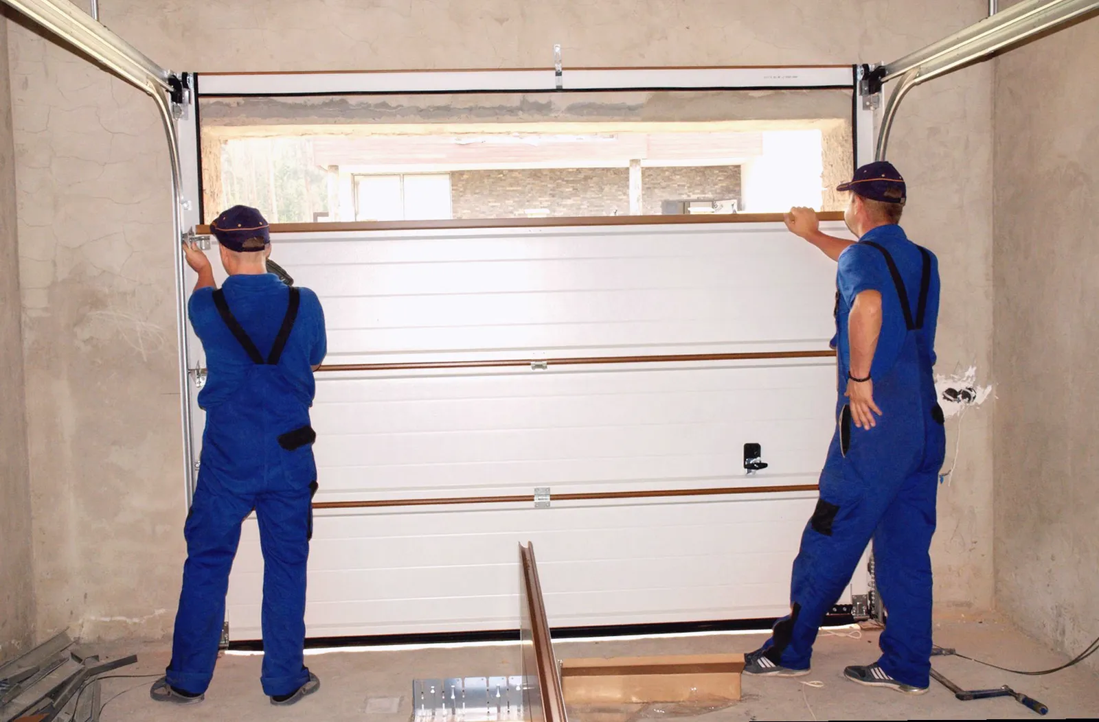 Proyecto de puertas de garaje finalizado en Navalilla