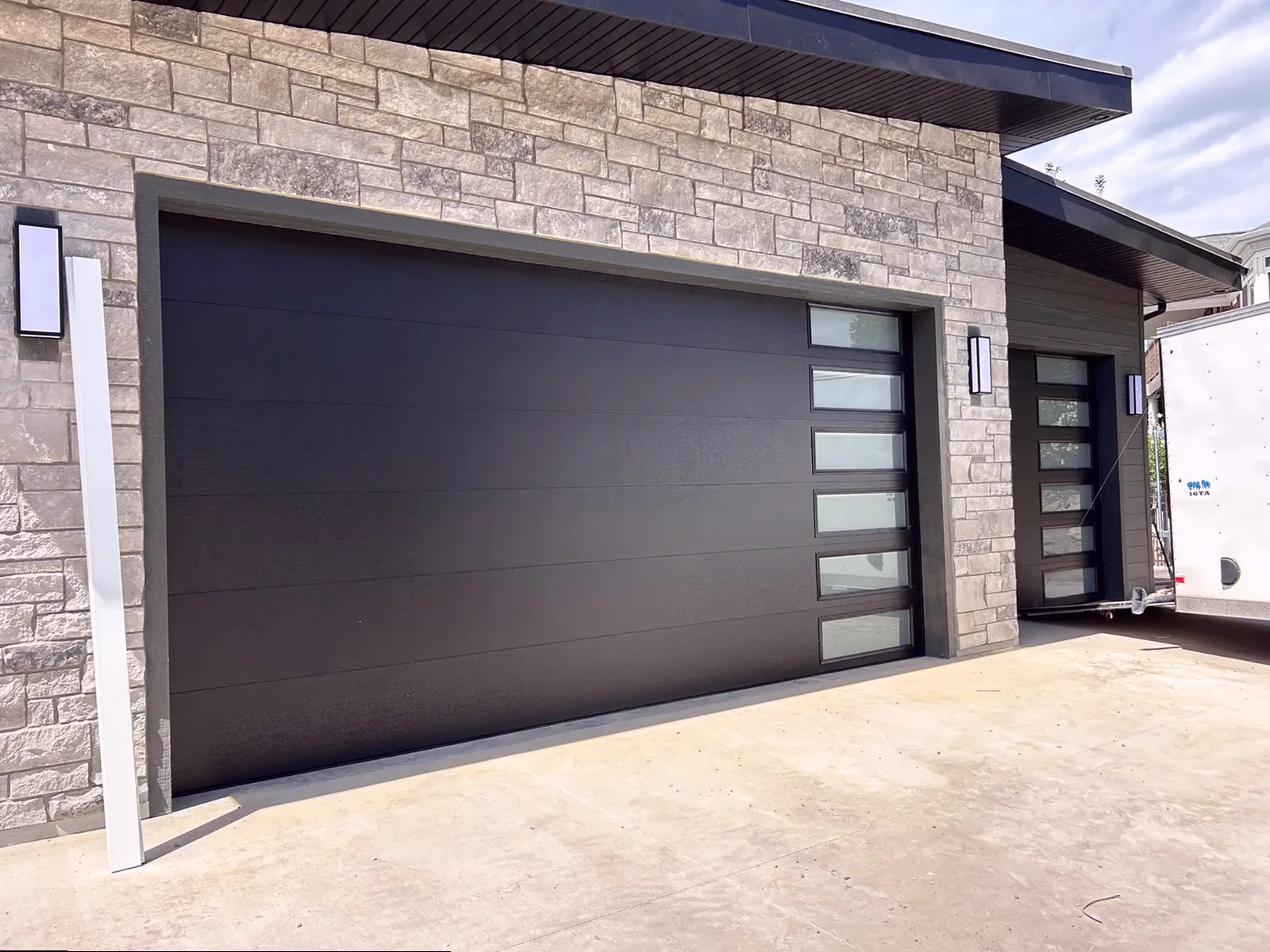 Proyecto de puertas de garaje finalizado en Puebla de la Calzada